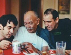 En esta foto tomada en 2009 aparecen Nelson Rodríguez Zurbarán (al centro); su pareja, Marcelino Pérez Hernández (derecha) y el investigador Manuel Zayas (Foto: Antonio Hens).