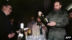 Fidel Castro con una botella de Chablis en una bodega de Borgoña.