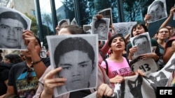 Protesta de estudiantes en México para exigir a las autoridades que aceleren las investigaciones para descubrir qué ha sido de los 43 estudiantes desaparecidos. Archivo.