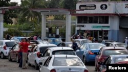 La crisis de gasolina aumentó los últimos meses y largas filas para llenar los tanques de combustible se registraron este año. (Agencia Reuters).