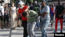 Policías vestidos de civil detienen a un manifestante en La Habana, el 11 de julio de 2021. (REUTERS/Stringer)