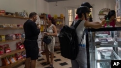 Personas compran en una tienda de comestibles privada en La Habana, Cuba. (AP/Ramón Espinosa)