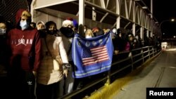 Migrantes cubanos bloquean el puente fronterizo Paso del Norte, exigiendo que se les permita cruzar y solicitar asilo en los Estados Unidos, en Ciudad Juárez, México, 29 de diciembre de 2020. REUTERS / José Luis González