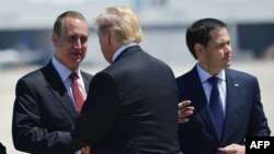 Presidente Donald Trump es recibido en Miami por Marco Rubio (der) y Mario Diaz-Balart (izq)