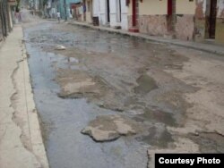 Aguas albañales en una avenida de Guanabacoa (RCCC)