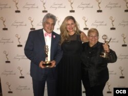 Alvaro Alba, Vivian Martínez y Christina Sanson, reciben el premio Emmy por "Alas de Libertad".