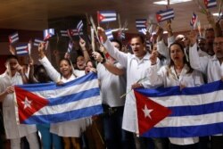 Médicos cubanos llegan a La Habana procedentes de Bolivia.