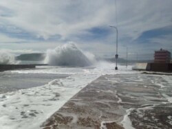 El área del Malecón de Baracoa en plena inundación, en una foto tomada por Claudia Rafaela Ortiz Alba y publicada por Radio Baracoa.