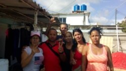 Mir Marrero (segunda de der a izq) junto a otros activistas respalda a una ciudadana amenazada de desalojo. (Foto: Lázaro Yuri Valle)