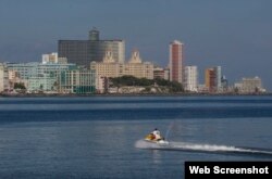 Lanchas rápidas de EEUU realizan una exhibición frente al Malecón habanero.