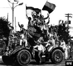 Miembros de la guerrilla del Frente Sandinista de Liberación Nacional (FSLN), entran en Managua celebrando la derrota de Anastasio Somoza Debayle y la fuga de su sucesor Francisco Urcuyo