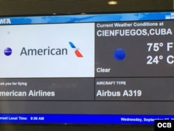 El primer vuelo programado de American a Cuba, destino Cienfuegos, en la puerta de salida del aeropuerto de Miami