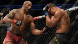 Yoel Romero conecta un golpe contra Paulo Costa, en una pelea de la UFC 241 en el Honda Center, en Anaheim, California, el 17 de agosto del 2019.