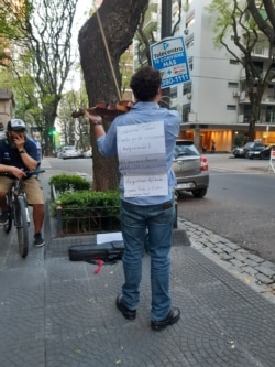 Luis Alberto Mariño Fernández, con su violín, frente a la embajada de Cuba en Argentina.