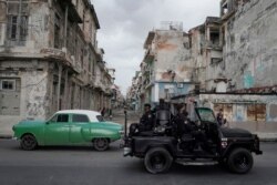 Un vehículo de las fuerzas especiales patrulla las calles de La Habana. REUTERS/Alexandre Meneghini