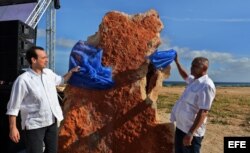 La primera piedra de la empresa de producción de cigarrillos Brascuba en el Mariel.