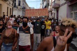 La gente grita consignas contra el gobierno durante una protesta en La Habana, Cuba, el 11 de julio de 2021. REUTERS / Alexandre Meneghini