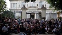 Artistas cubanos frente al Ministerio de Cultura en una protesta el 27 de noviembre de 2020. YAMIL LAGE / AFP