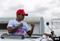 Román "Chocolatito" González posa ante fanáticos en Managua.