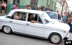 Dos disidentes cubanos arrestados en la Primavera Negra, 20 de marzo de 2003. (Foto Archivo/Adalberto Roque/AFP)