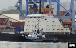 El barco norcoreano Chong Chon Gang en el muelle de Manzanillo, Colón.