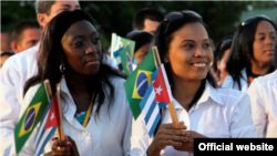 Dos doctoras cubanas celebran el programa Más Médicos.