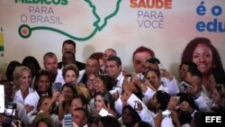 -La presidenta brasileña Dilma Rousseff posa una foto hoy, viernes 29 de abril de 2016, durante un acto en el Palacio de Planalto en Brasilia (Brasil) donde anunció la prórroga de tres años a la permanencia de médicos extranjeros y criticó las políticas e