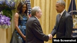 Raúl Castro saluda a Barack Obama y la primera dama, Michelle Obama, durante la cena que el presidente de Estados Unidos ofreció a los jefes de Estado y de Gobierno reunidos en la ONU. Archivo.