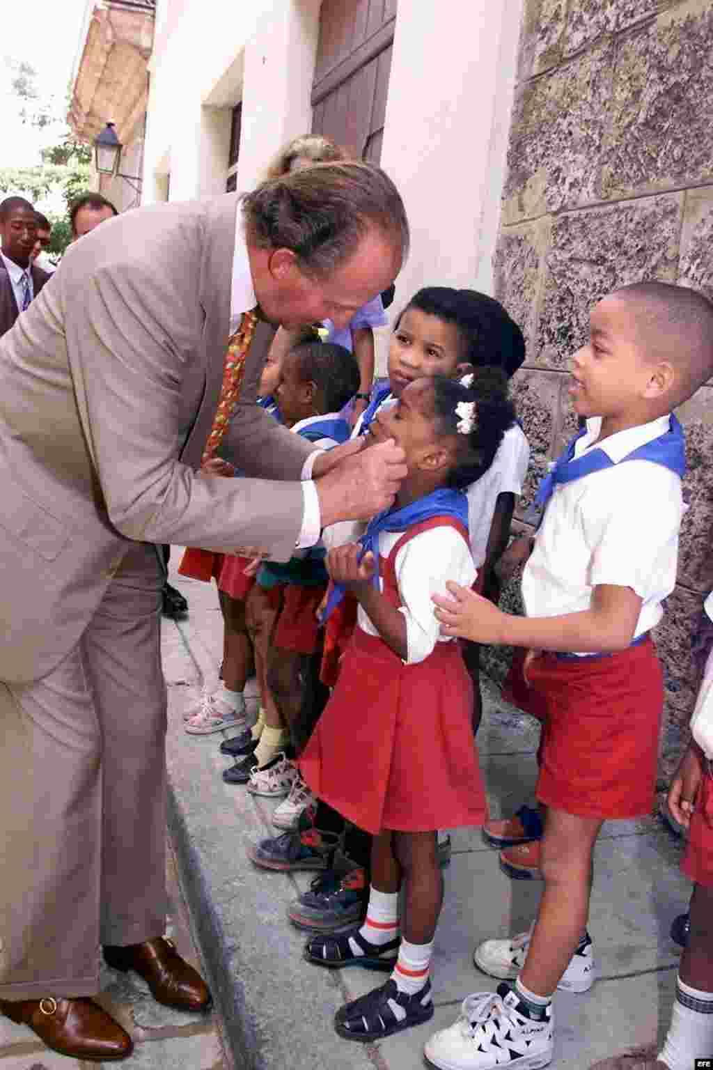 El rey saludó a niños vestidos con uniforme escolar durante su paseo por La Habana Vieja.