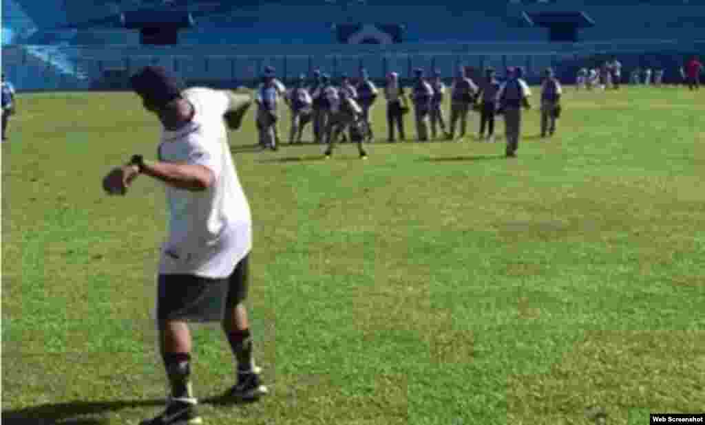 Parte del entrenamiento de los niños cubanos en el Estadio Latinoamericano, en La Habana.