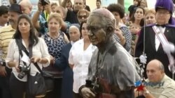 Develan escultura en homenaje a primer obispo cubano en EEUU