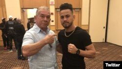 El profesor Roberto Quesada con el 2 veces campeón olímpico (Londres 2012 & Río de Janeiro 2016), el cubano Robeisy Ramírez. ( @RQBoxing)