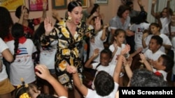 La foto de Katy Perry con los niños de La Colmenita, publicada por el diario oficial "Granma".