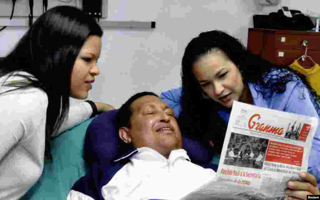 Una de las &uacute;ltimas fotos de Ch&aacute;vez, leyendo el peri&oacute;dico junto a sus hijas Rosa Virgina y Mar&iacute;a Gabriella el pasado 15 de febrero.