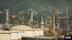  Panorámica de la refinería de la estatal Petróleos de Venezuela (PDVSA) en Puerto La Cruz.