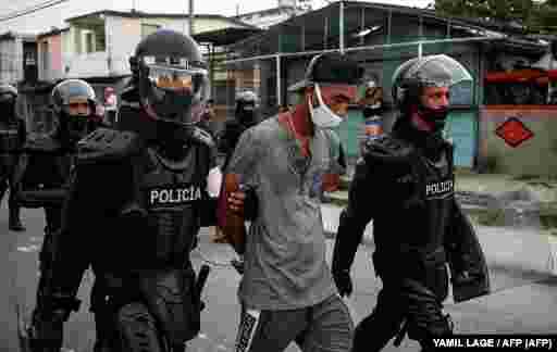 La polic&#237;a antidisturbios recorre las calles luego de una manifestaci&#243;n contra el gobierno de Miguel D&#237;az-Canel en el municipio de Arroyo Naranjo, La Habana el 12 de julio de 2021. 