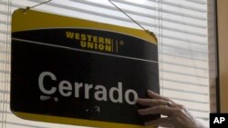 Cartel de la empresa Western Union en Cuba. (AP/Ismael Francisco).