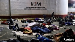 Migrantes pernoctan fuera del centro migratorio Siglo XXI en Tapachula, Chiapas el 11 de enero de 2023, REUTERS/Jacob García.