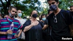 Tania Bruguera en la protesta frente al Ministerio de Cultura. REUTERS/Alexandre Meneghini