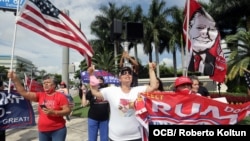 Exiliados muestran su apoyo al presidente Trump el 25 de septiembre de 2020, en Doral, ciudad aledaña a Miami. (Imagen de Roberto Koltún). 