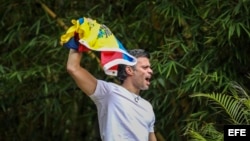 El opositor venezolano Leopoldo López saluda a seguidores, sábado 8 de julio de 2017, en la entrada de su casa en Caracas (Venezuela).