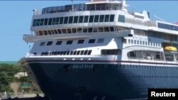 El MS Braemar anclado en La Romana. (Video/Reuters)