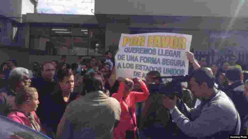 Cubanos reunidos a las puertas de la Embajada de México en Ecuador.