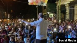 El comediante Andy Vázquez en su personaje de Facundo, durante una presentación pública en el barrio habanero de Luyanó el miércoles 20 de noviembre. (Imagen sacada del video en su página de Facebook “Facundo Vivir del Cuento”).