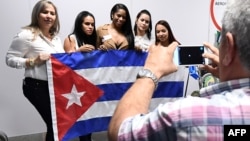 Un grupo de doctores cubanos del programa Mais Médicos llega al aeropuerto de Brasilia antes de embarcarse de regreso a Cuba en noviembre de 2018 (Foto: AFP/Archivo).