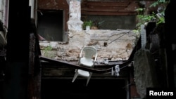 Un edificio en ruinas en la Habana Vieja. Los habitantes se sienten atrapados en estos inmuebles ante la imposibilidad de mudarse a otras viviendas. (REUTERS/Jim Bourg)