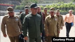 Foto Archivo: Vladimir Padrino (d), con oficiales militares cubanos.