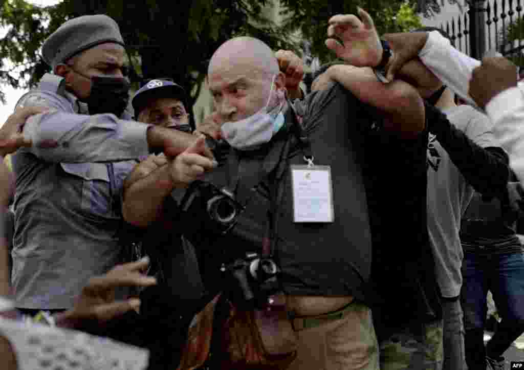 El fot&#243;grafo de AP, el espa&#241;ol Ram&#243;n Espinosa, es atacado por la polic&#237;a mientras cubr&#237;a una manifestaci&#243;n contra el presidente cubano Miguel D&#237;az-Canel en La Habana, el 11 de julio de 2021.