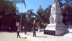 Peña disidente en el Parque Central de La Habana