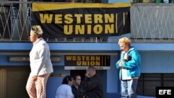 ARCHIVO. Un grupo de personas hace fila en una oficina de Western Union en La Habana (Cuba).